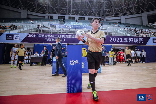 克拉滕伯格：佩德罗肘击动作没击中对手不会染红